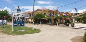 um sinal de taberna do hotel em frente a um edifício em Zorbas Hotel em Myrtéa