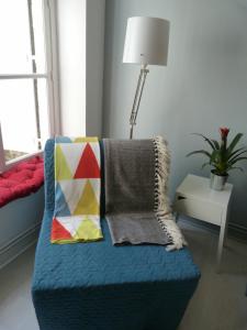 un sofá azul con almohadas en la sala de estar en Appartement cosy à 10 minutes de Chambord, en Mer