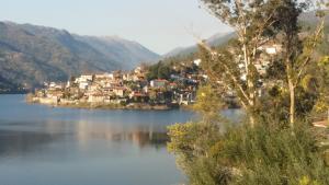 a small town on the shore of a lake at Chalé da Fonte - T2 in Geres