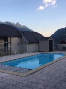 una piscina en un patio con una casa en Loc luz st sauveur 2 en Luz-Saint-Sauveur