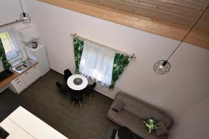 - un salon avec un canapé et une table dans l'établissement Apartamenty pod Skałą, à Polańczyk