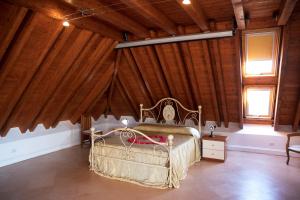 1 dormitorio con 1 cama en una habitación con paredes de madera en Villa Strampelli, en Pomezia