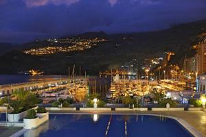 Blick auf einen Hafen in der Nacht mit Yachthafen in der Unterkunft Tabaiba Ocean View Apartment in Santa Cruz de Tenerife