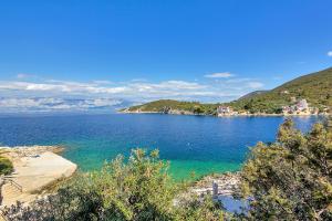 vista su una grande pozza d'acqua con montagne di Apartments Rubin a Zastražišće