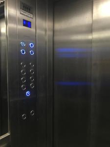 uma porta de elevador com um monte de botões em Mandala - El Palomar em El Palomar