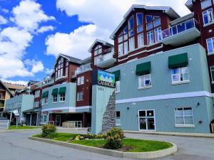 um edifício com um sinal em frente em Sunset Mountain Inn em Canmore