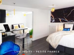 LİFE İNCİTY - Petite France By Life Renaissance في ستراسبورغ: غرفة نوم مع سرير مزدوج كبير ومكتب