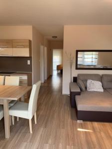 salon z kanapą i stołem w obiekcie Martina Apartmanház w mieście Balatonlelle