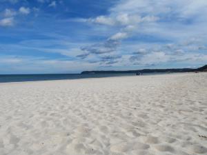 - une plage de sable avec des personnes se promenant sur la plage dans l'établissement Inselloft-Rügen, à Binz
