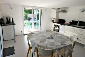 Kuchyň nebo kuchyňský kout v ubytování Villa pecheur + 65 fotografií