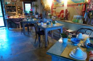 ValdericArte في Lamoli Di Borgo Pace: مطعم فيه طاولات وكراسي في الغرفة