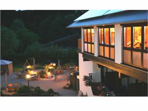 a view of a building with a patio at night at Hotel-Restaurant Zur Post in Roßbach