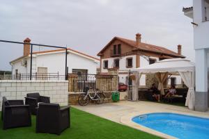 Basen w obiekcie Apartamentos Rurales Monfragüe lub w pobliżu