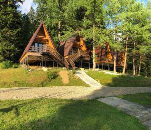una gran casa de madera con una pendiente empinada en Karpatskyy, en Rozluch
