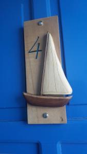 un modello di barca a vela in legno su una parete blu di Pavlos Rooms a Livadia