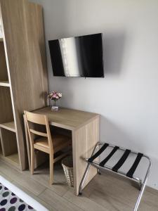 TV a/nebo společenská místnost v ubytování Atoll Hotel restaurant