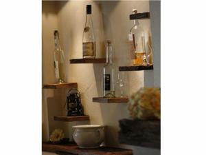 una habitación con estanterías con botellas de vidrio en la pared en Hotel-Restaurant Zur Post en Roßbach