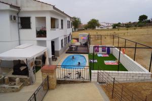 托雷洪厄尔卢比奥Apartamentos Estrellas de Monfragüe的享有带游泳池的房屋的空中景致