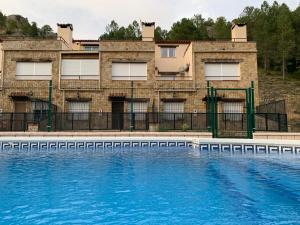 Bazén v ubytovaní Apartamento Rural Sierra de Segura alebo v jeho blízkosti