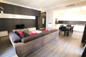 een woonkamer met een bank en een eetkamer bij Quality 2 bedroom 9 mins from the Palais 342 in Cannes
