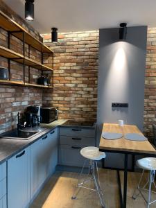 Η κουζίνα ή μικρή κουζίνα στο Apartamenty - Przy Ratuszu