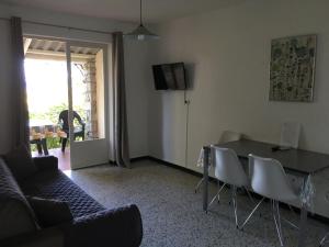 un salon avec un canapé et une table avec des chaises dans l'établissement Thalassa, à Sainte-Lucie de Porto-Vecchio