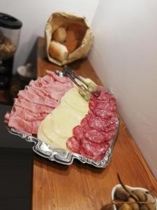 un plateau de viande et de fromage sur une table dans l'établissement B&B Extremo Sud, à Portopalo di Capo Passero