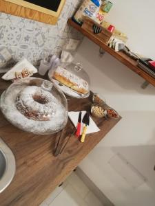 une table avec une plaque de nourriture dans l'établissement B&B Extremo Sud, à Portopalo di Capo Passero