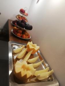 a tray of apples on a table with plates of appetizers at B&B Extremo Sud in Portopalo
