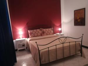 1 dormitorio con 1 cama con 2 lámparas en los lados en Ai quattro canti di città en Palermo