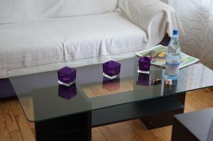 a table with a bed and a bottle of water at Ferienhaus Schloss-Garten in Kapellen-Drusweiler