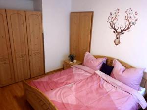 una camera da letto con un letto con una testa di cervo sul muro di Apart Zireiner See a Kramsach