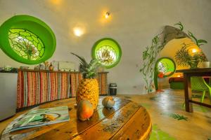 une chambre dotée d'une table avec un ananas. dans l'établissement Green Moon Lodge, à Montezuma