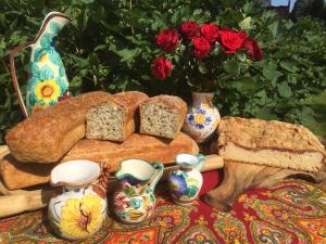 uma mesa com diferentes tipos de pão e vasos em Dom Rodziny Sojków em Białka Tatrzanska