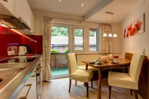 a kitchen and dining room with a table and chairs at Appartement Habicher in Pettneu am Arlberg