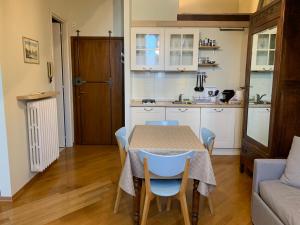 una cucina e una sala da pranzo con tavolo e sedie di Ramiere Porta Nuova a Torino Altre 21 foto