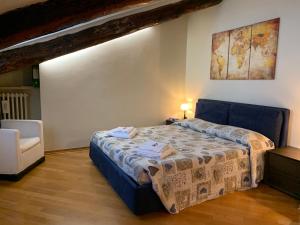 ein Schlafzimmer mit einem Bett und einem Stuhl in einem Zimmer in der Unterkunft Ramiere Porta Nuova in Turin
