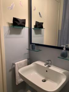 un bagno con lavandino e specchio di Ramiere Porta Nuova a Torino