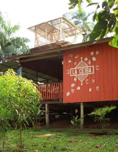 un edificio rojo con un cartel en el costado en La Ceiba, Amazonas, en Leticia