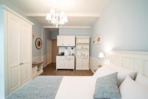 sypialnia z białym łóżkiem i kuchnią w obiekcie Siel Seaside Boutique Homes w mieście Perea