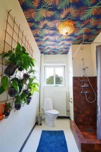 uma casa de banho com um WC e um tecto colorido em Struckshus em Toender