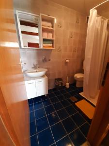 mała łazienka z umywalką i toaletą w obiekcie Apartman Fiorini Zofija w mieście Brtonigla