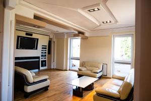 een woonkamer met 2 banken en een tv bij Apartament Jeziorna in Mrągowo