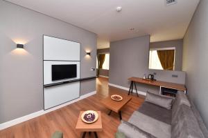 un salon avec un canapé et une télévision dans l'établissement Atacity Hotel, à Istanbul