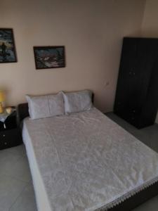 Stavroula في Melissátika: غرفة نوم بسرير كبير مع لحاف أبيض