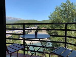 a table and chairs on a balcony with a view at Apartamento Somos Ainsa in Aínsa