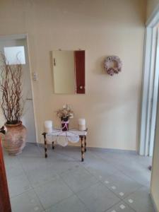 Stavroula في Melissátika: غرفة مع طاولة مع الشموع ومرآة