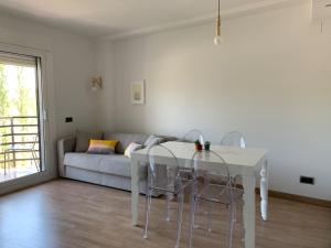 a living room with a white table and a couch at Apartamento Somos Ainsa in Aínsa