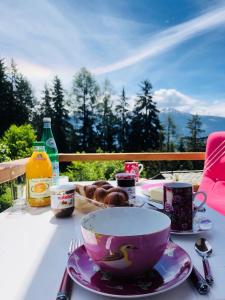een tafel met een kopje en een kom eten erop bij Crans-Montana Duplex Lodge in Crans-Montana