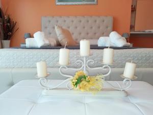 - une table avec des bougies devant un lit dans l'établissement b&b MareSalento, à Racale